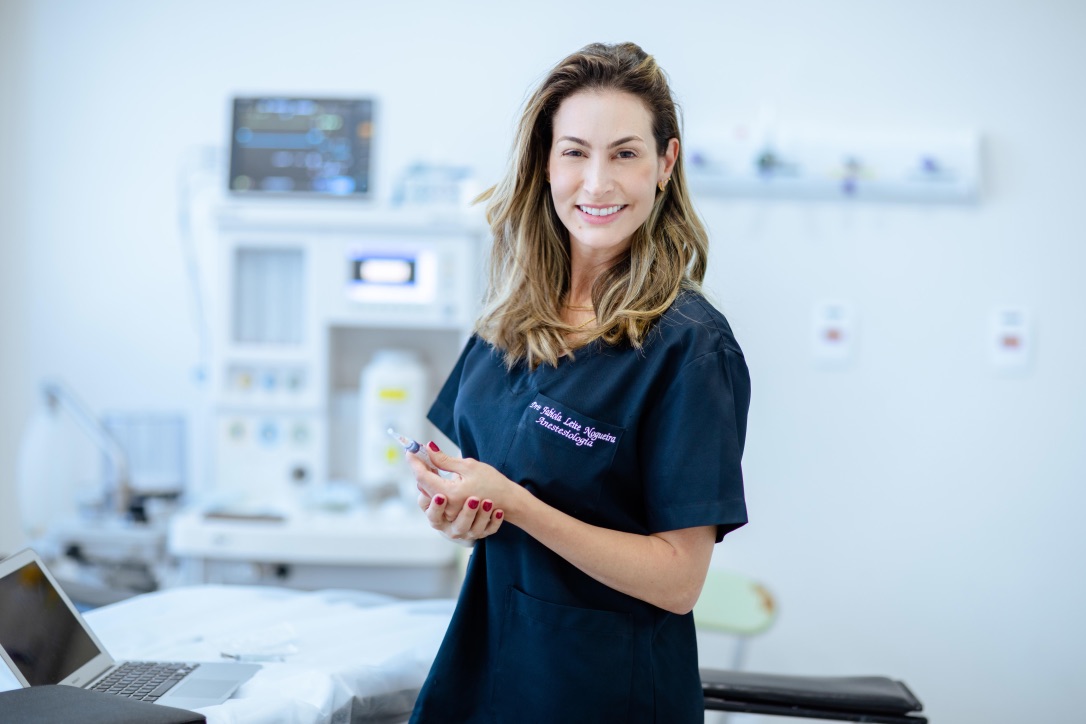 Dra. Fabíola Leite em ambiente hospitalar